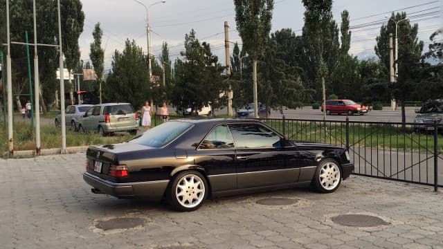 Mercedes-Benz E-Класс I (W124) obsidianschwarz