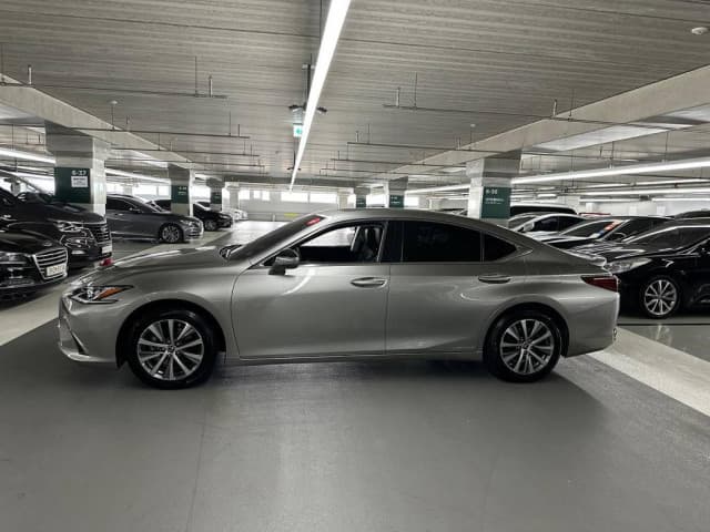 Lexus ES VII 